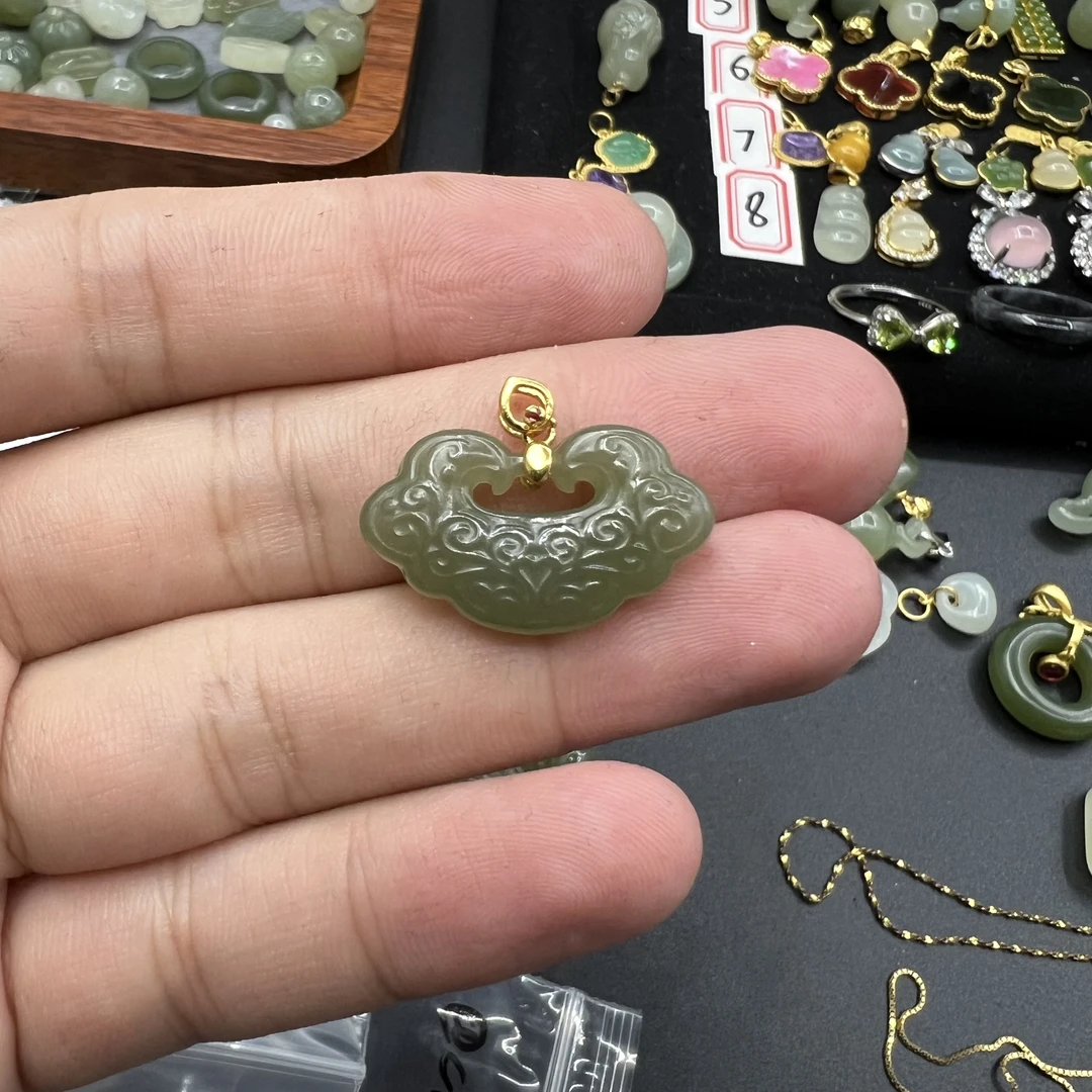 和田玉双面精雕祥云锁精美约25mm（赠小皮绳）