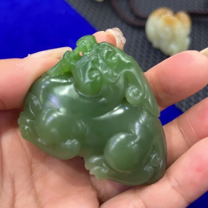 颈饰未镶嵌和田玉（碧玉）