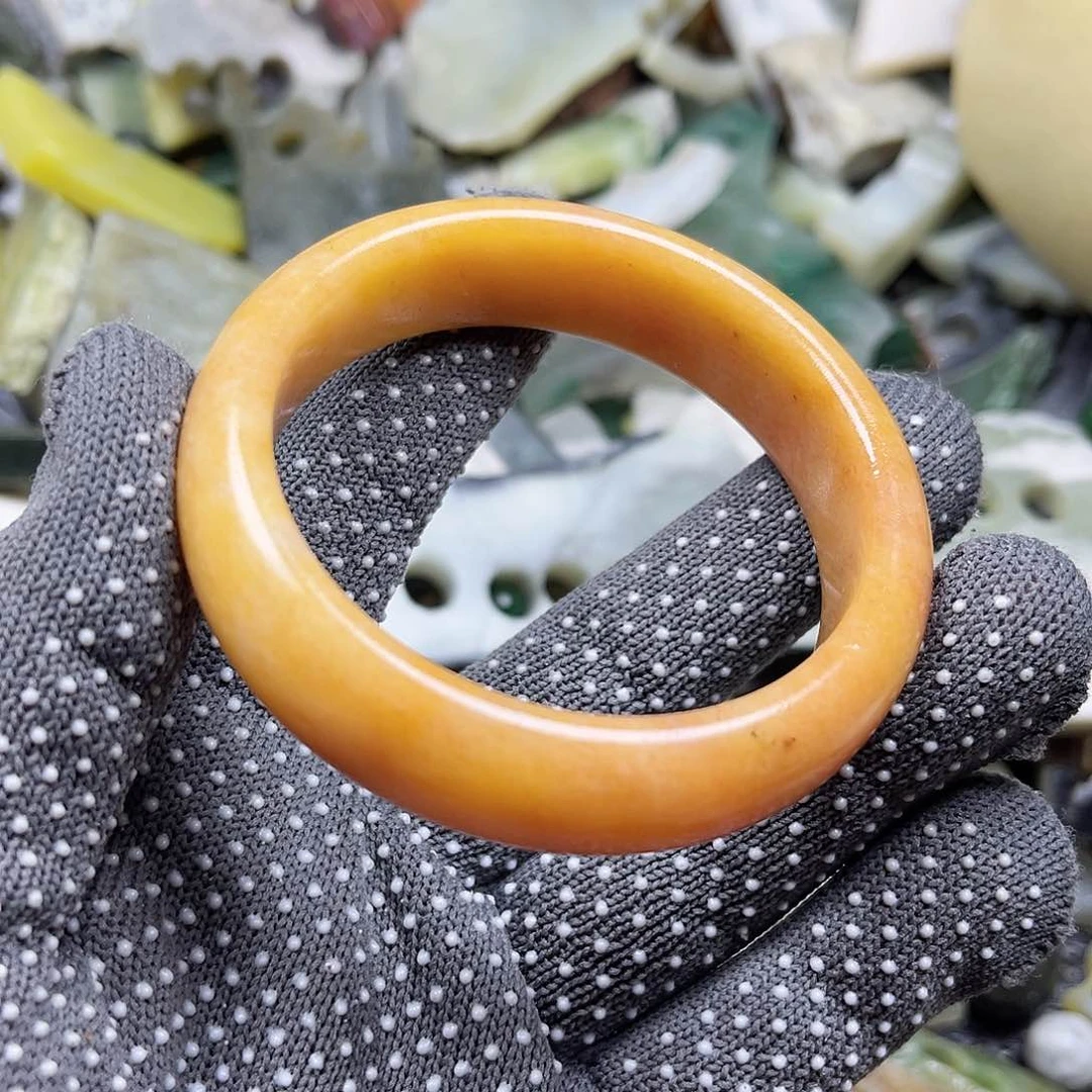 颈饰未镶嵌石英质玉