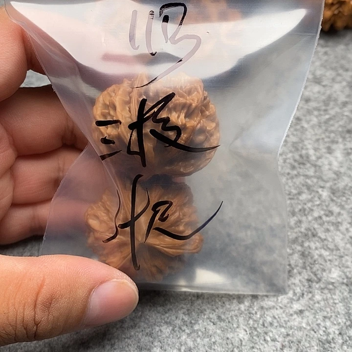 文玩核桃吊坠三棱