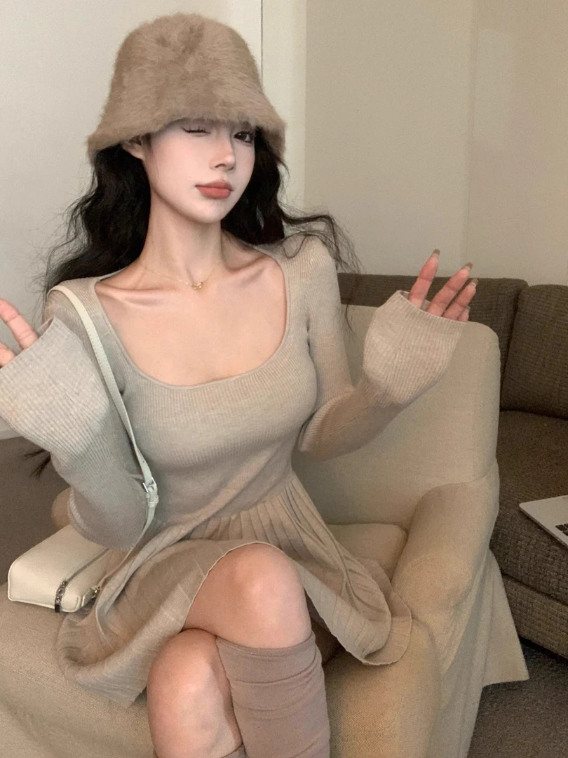 秋冬季新款法式气质黑色长袖针织连衣裙女方领收腰显瘦百褶短裙子