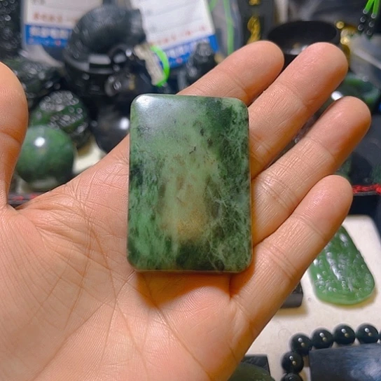 蛇纹石玉颈饰未镶嵌不****哥