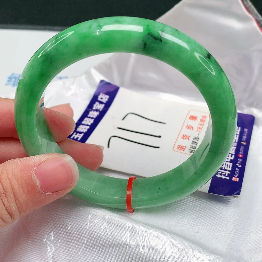 翡翠手镯未镶嵌翡翠