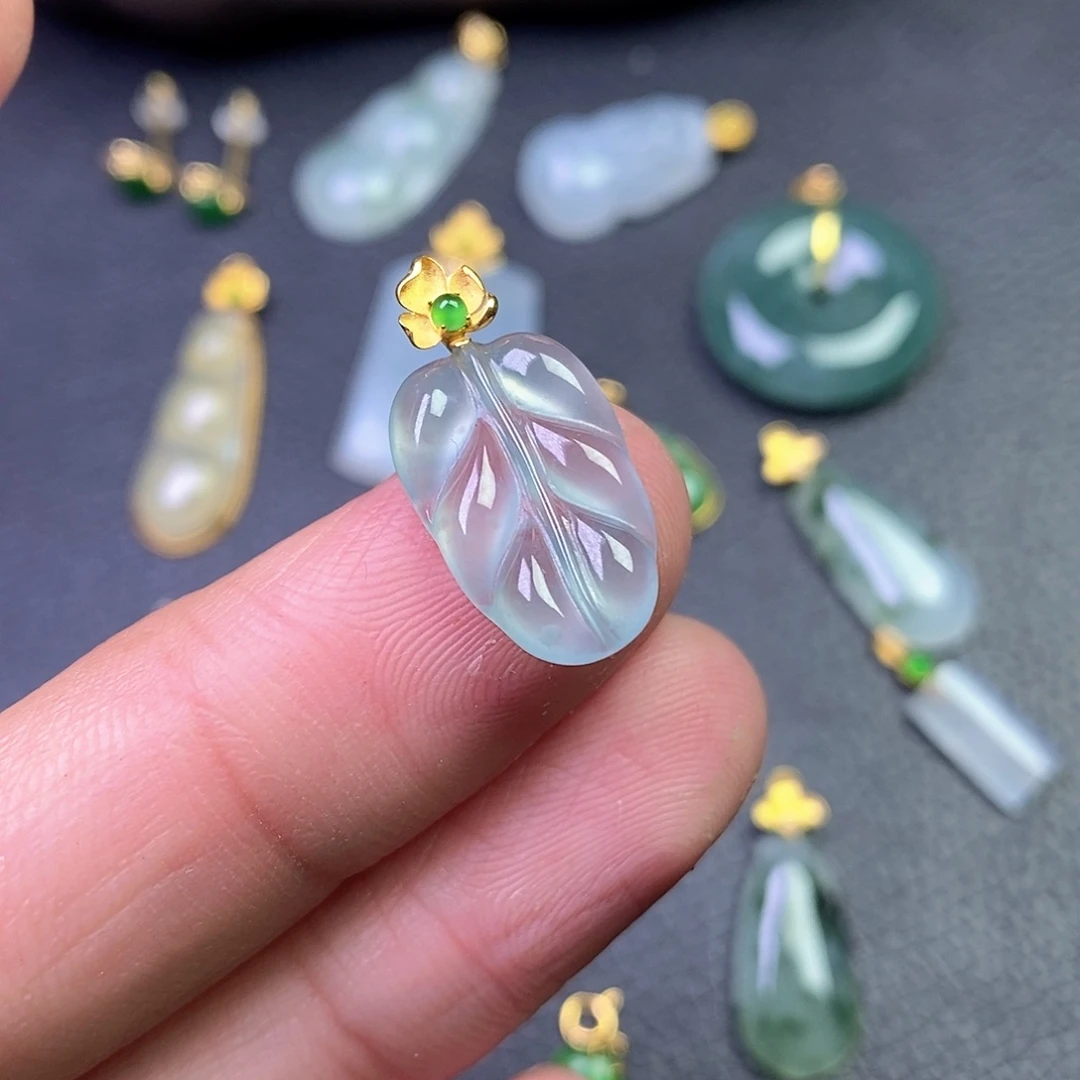 颈饰18K金镶嵌翡翠