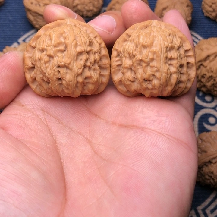 文玩核桃吊坠白狮子