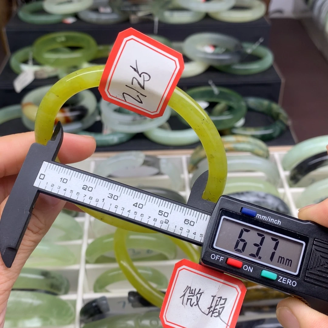 用***4蛇纹石玉未镶嵌手镯2125