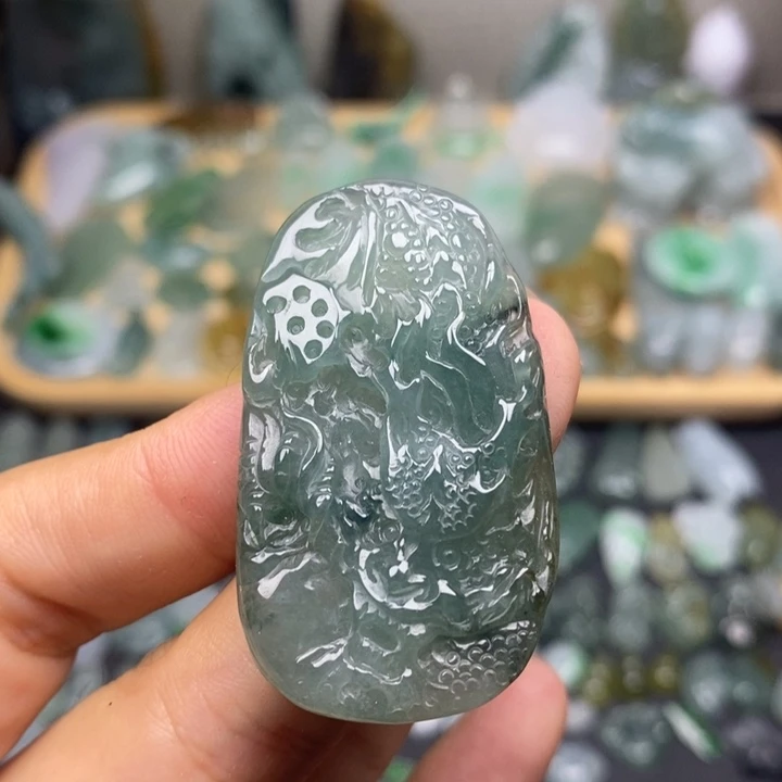 翡翠未镶嵌颈饰龙牌