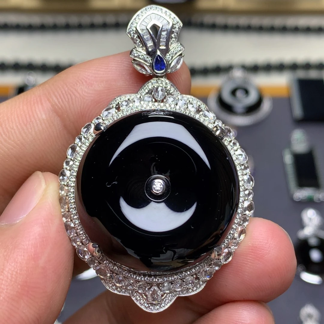 颈饰18K金镶嵌翡翠墨翠平安扣