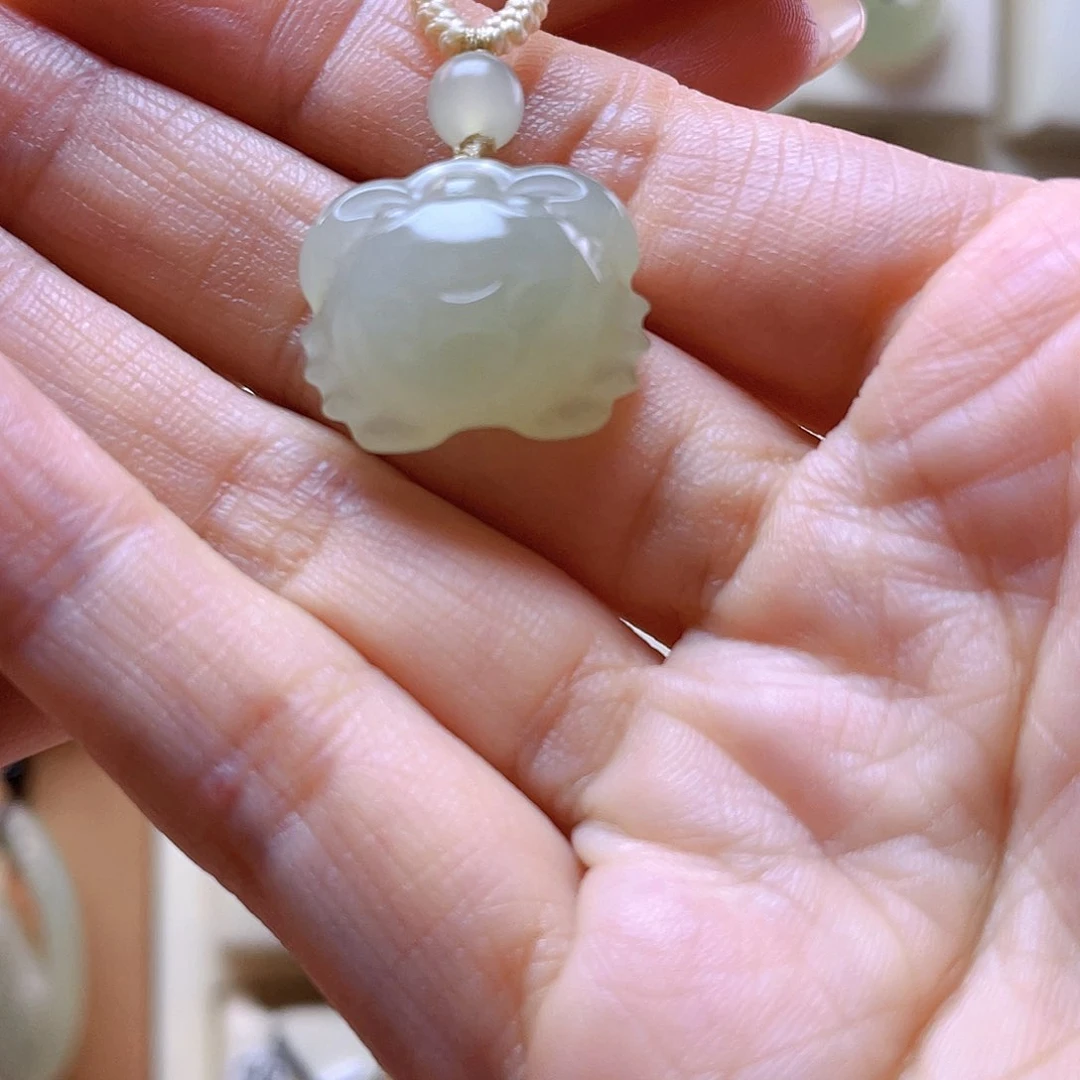和田玉吊坠(赠链)未镶嵌青****）