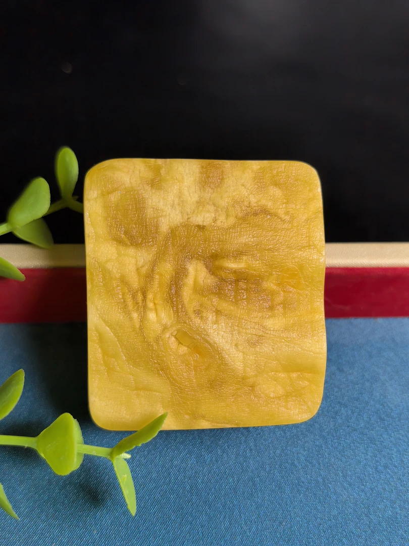 天然琥珀蜜蜡双面留皮切牌手把件无事牌毛衣吊坠约36.55g