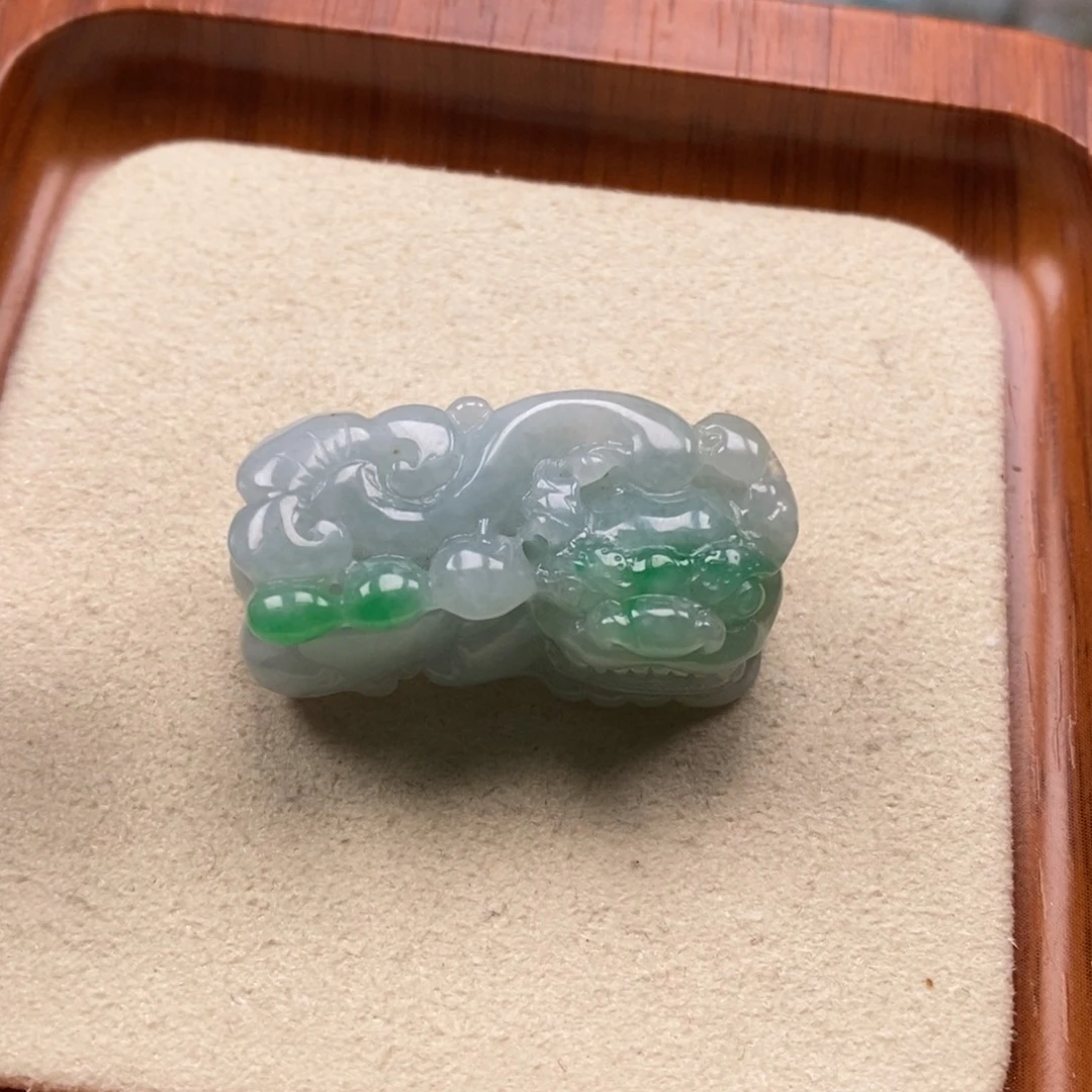 翡翠未镶嵌颈饰霸王貔貅