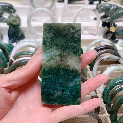 独山玉颈饰未镶嵌道*子