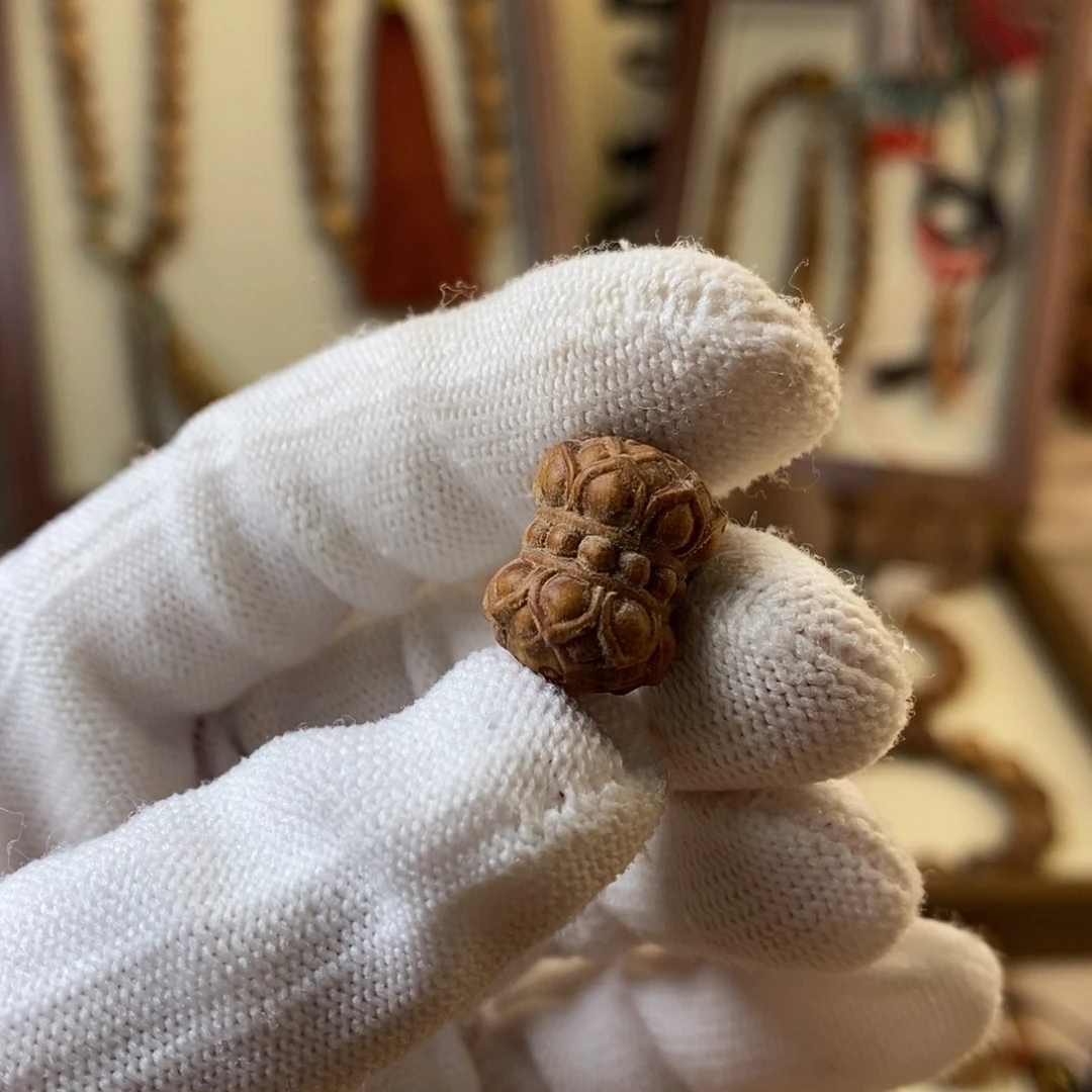 檀香木其他印度迈索尔老山檀瑕疵并蒂莲1.5*1.2