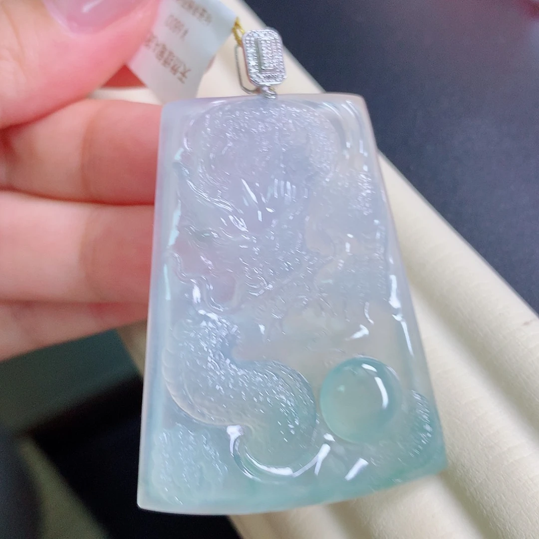 翡翠18K金镶嵌颈饰龙牌