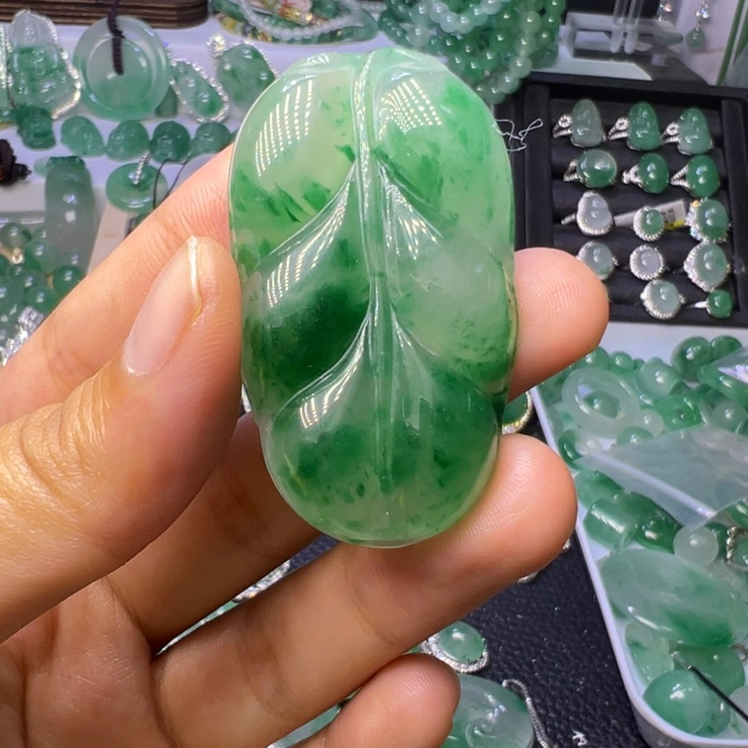石英质玉（非洲翠）未镶嵌颈饰