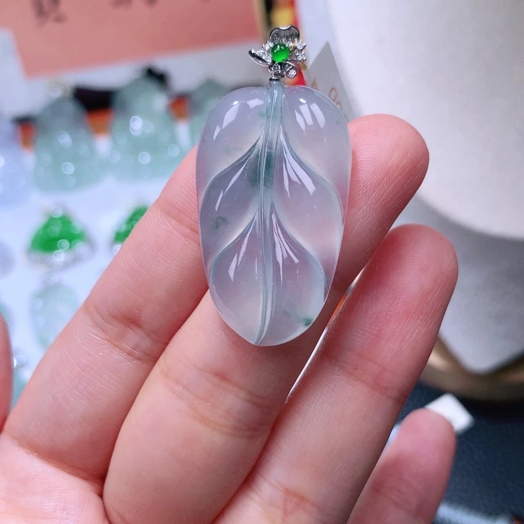 颈饰18K金镶嵌翡翠叶子