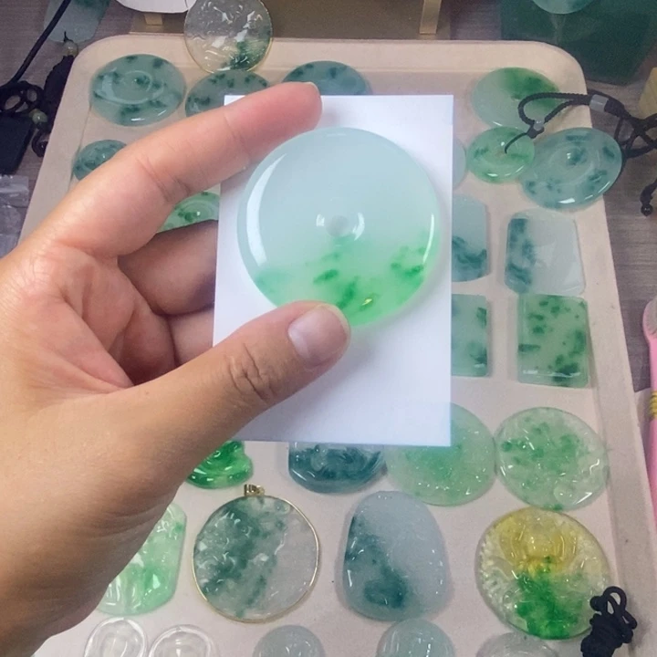 罗***东颈饰未镶嵌翡翠平安扣