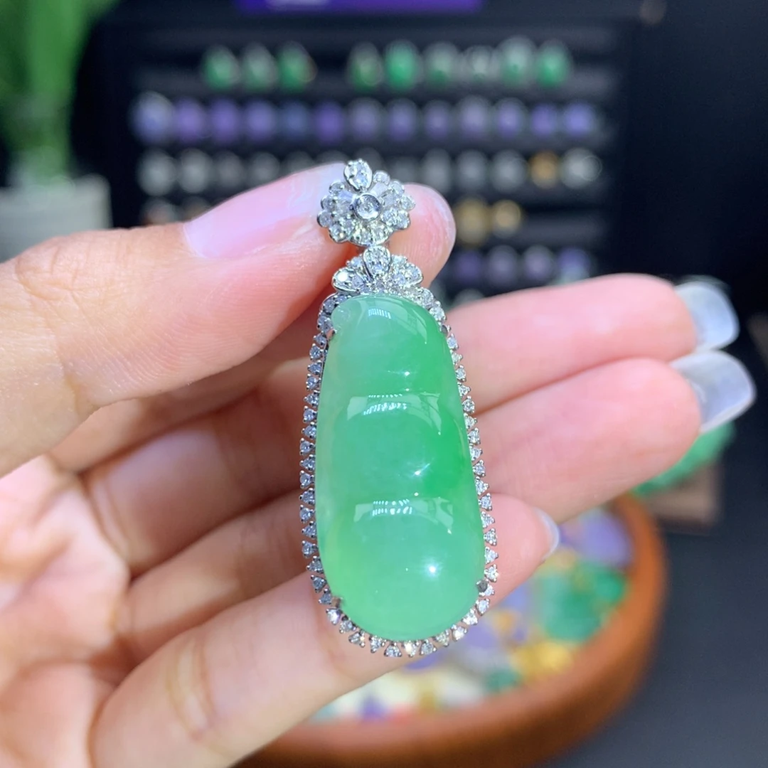 翡翠18K金镶嵌颈饰