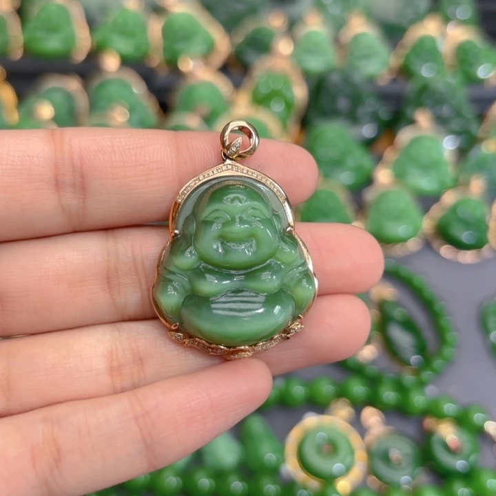 颈饰18K金镶嵌和田玉（碧玉）