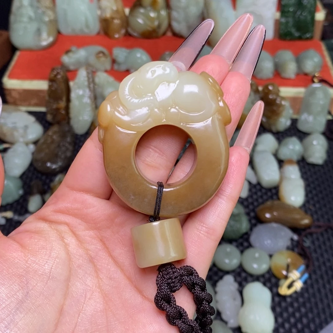 陪***站和田玉未镶嵌颈饰