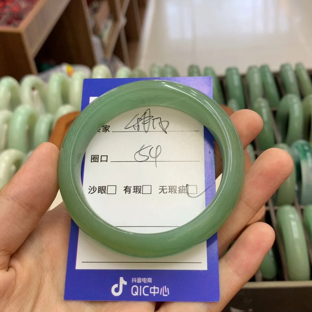 甜****石英质玉手镯未镶嵌