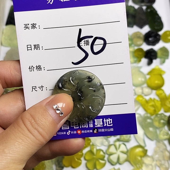 山***阔未镶嵌蛇纹石玉颈饰