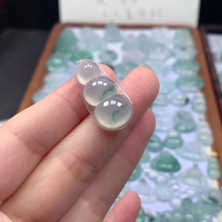 颈饰未镶嵌翡翠冰种飘花福豆