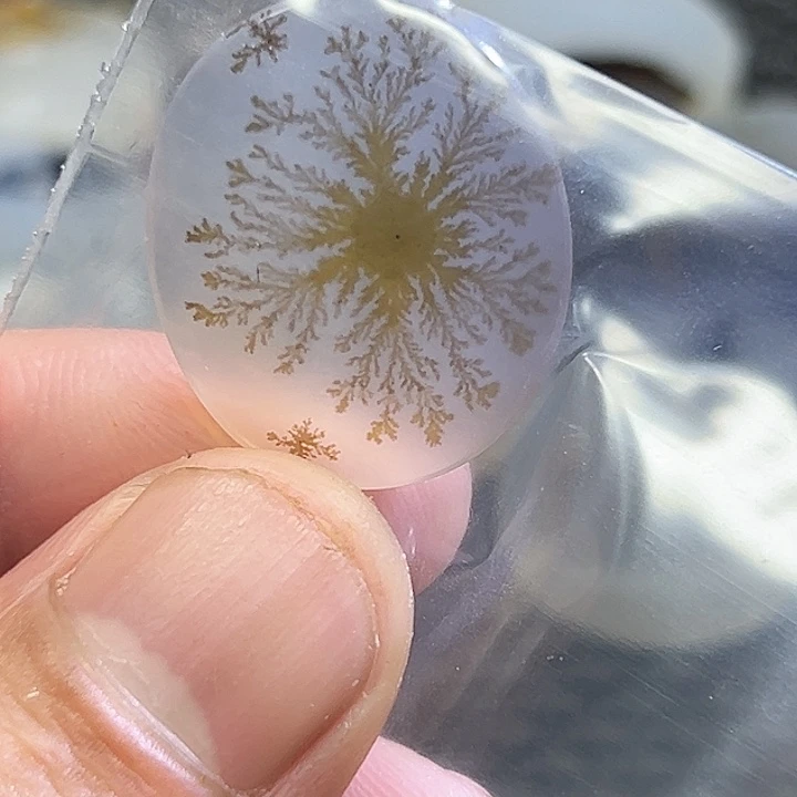 如***戏玛瑙/玉髓未镶嵌珠宝半成品