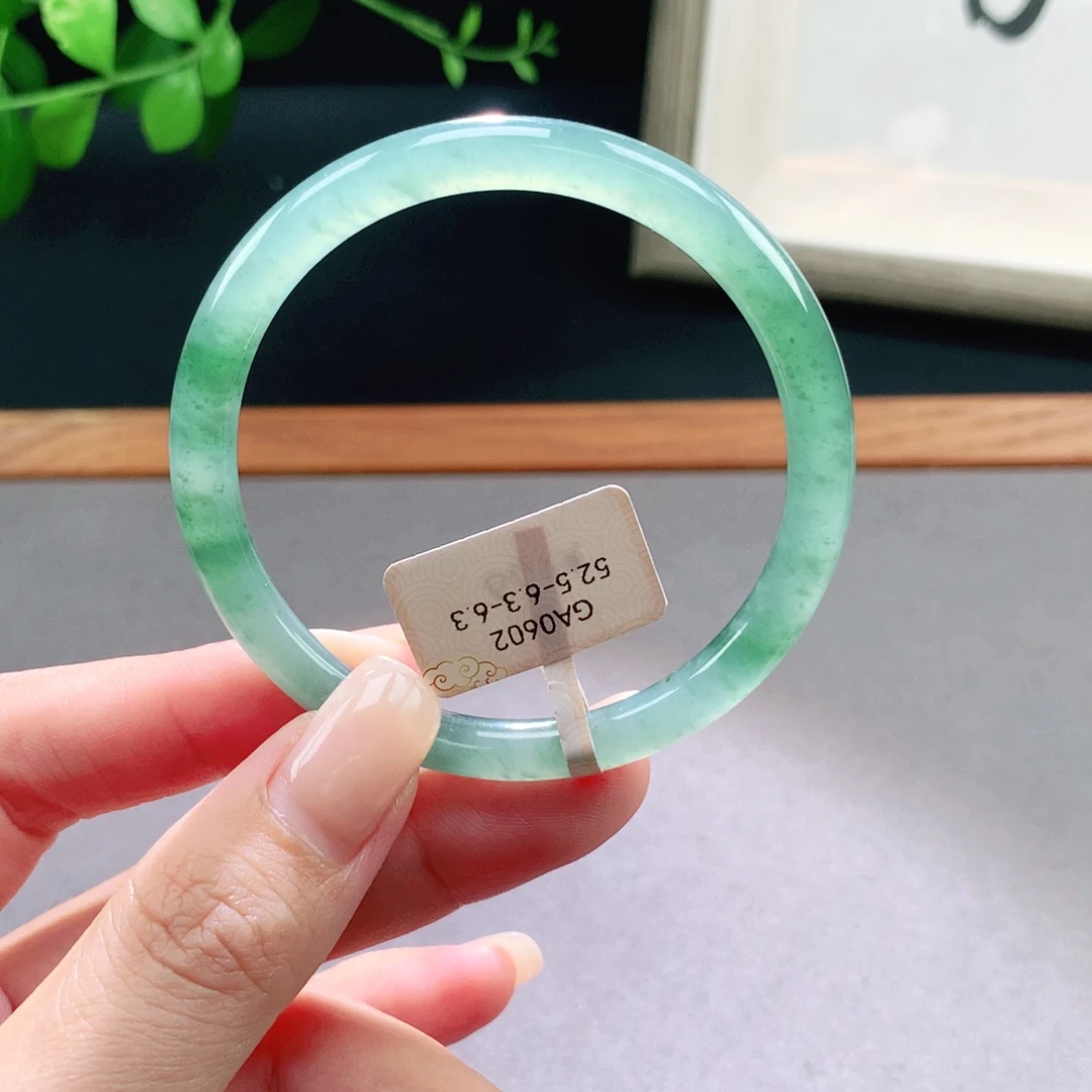 翡翠手镯未镶嵌天然翡翠