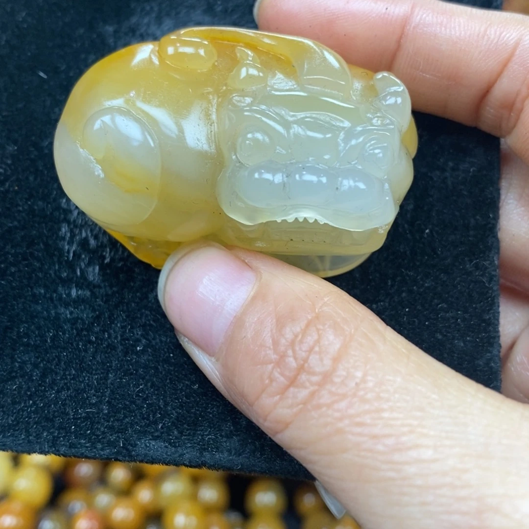 未镶嵌石英质玉（黄龙玉）颈饰