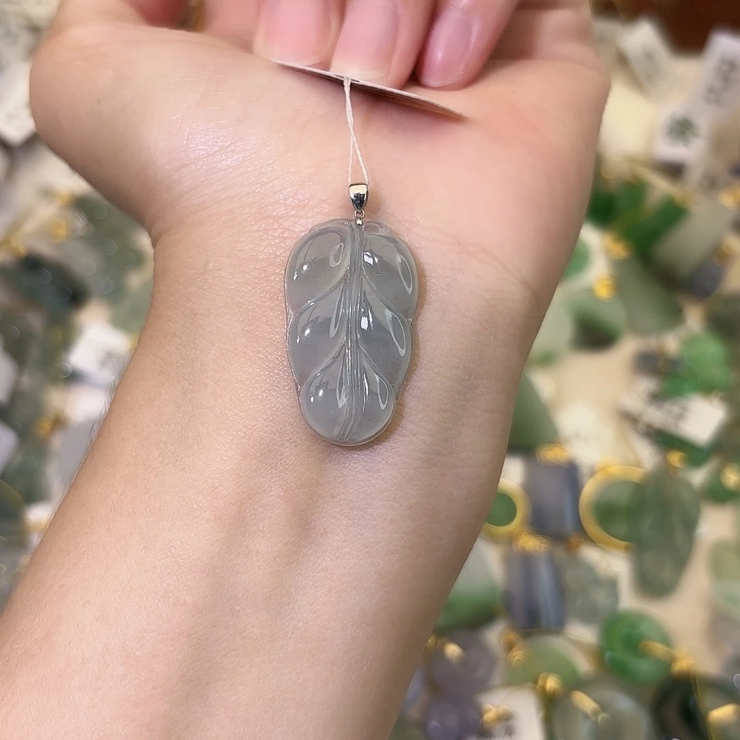 翡翠18K金镶嵌颈饰叶子