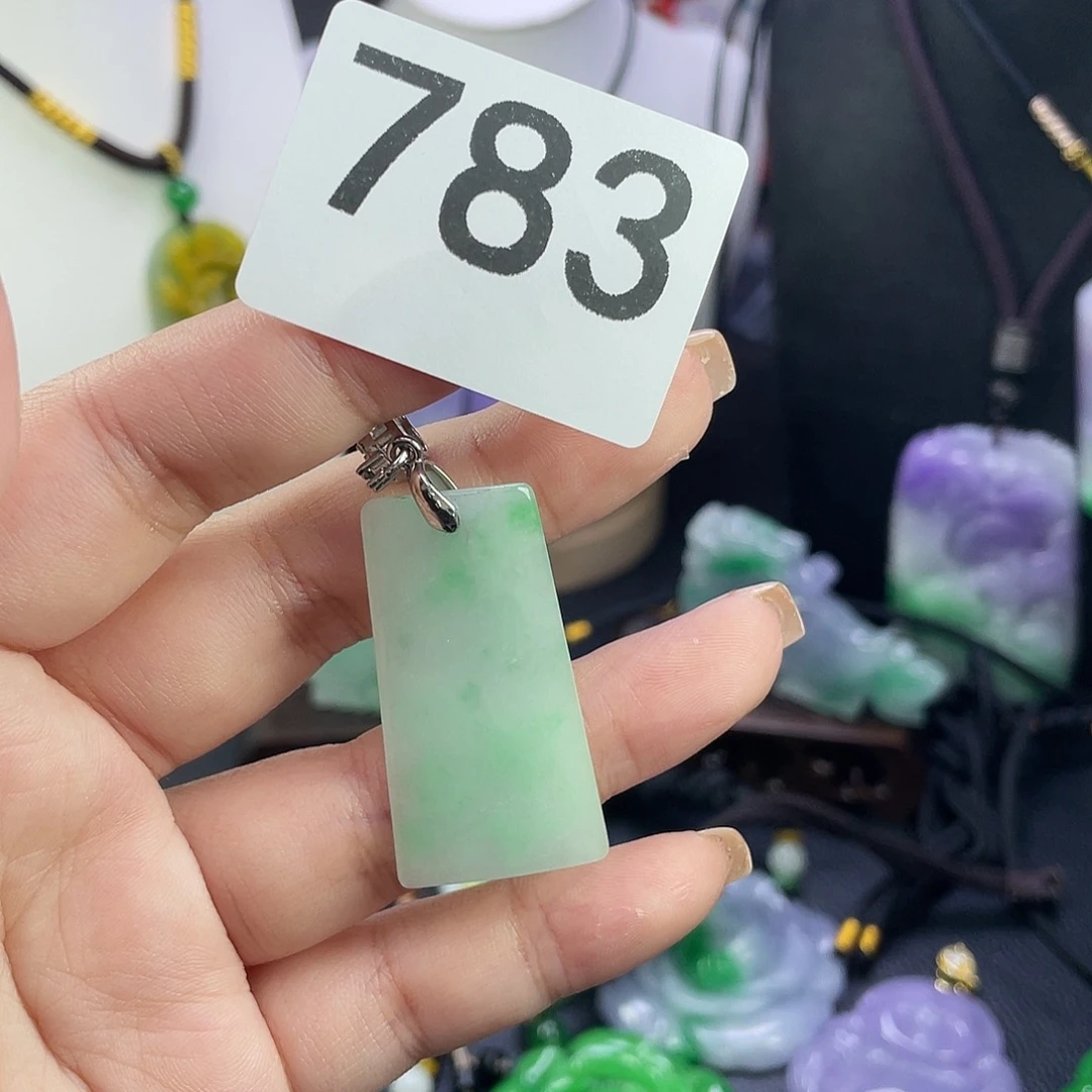 翡翠未镶嵌吊坠(赠链)