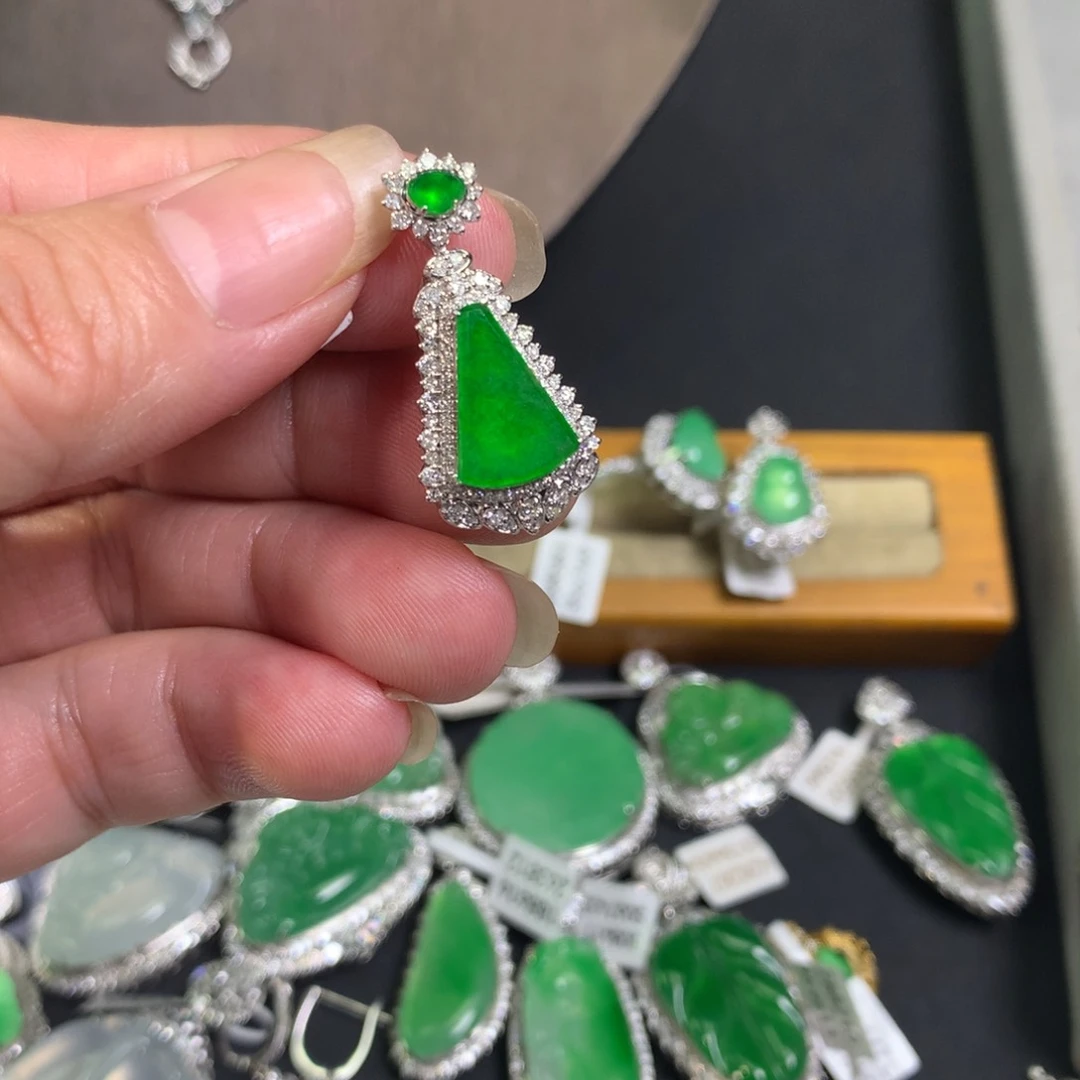 吊坠(不含链)18K金镶嵌翡翠