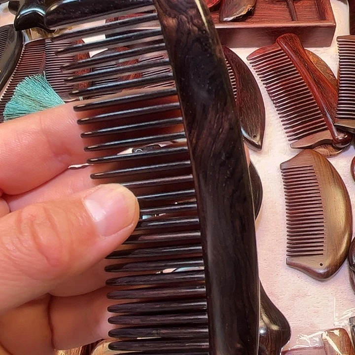 萍***儿红酸枝木类乌木插齿梳子