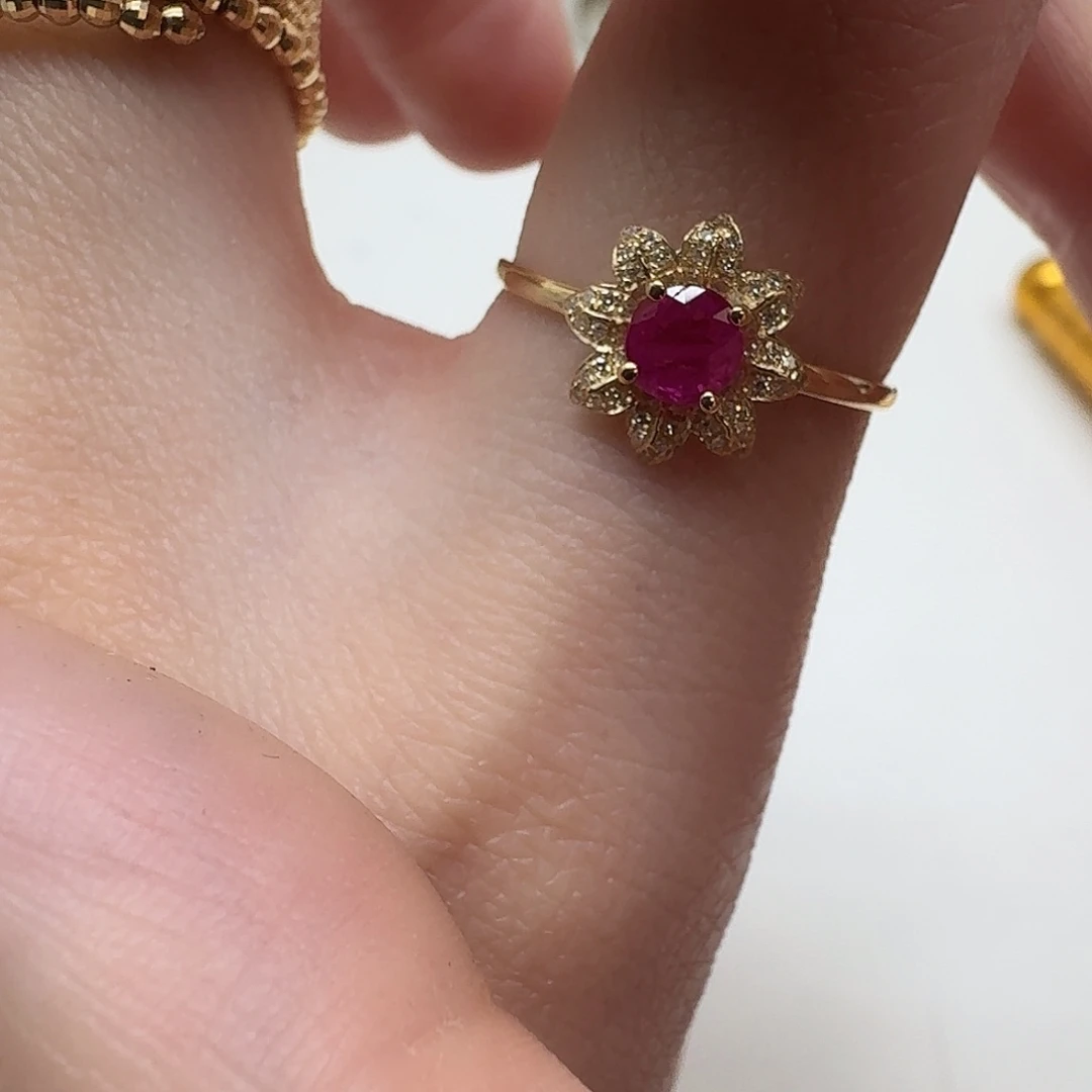 18K金镶嵌红宝石戒指