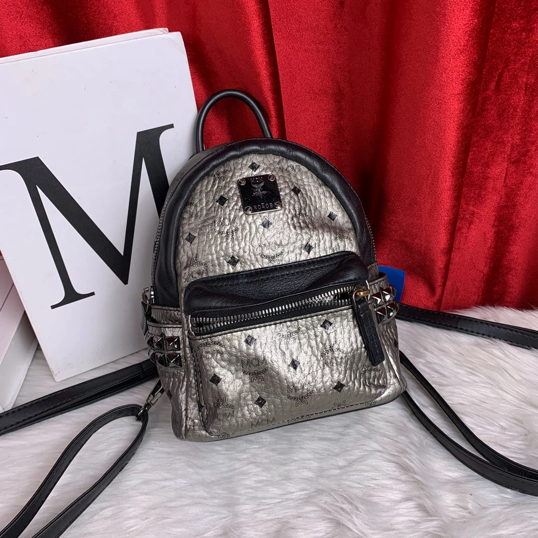 95新 MCM 银色小双肩包/KH08423095/3095/瑕
