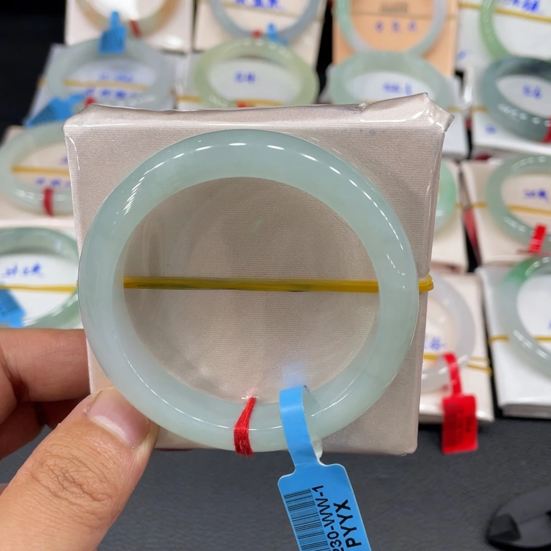 翡翠手镯未镶嵌天然翡翠
