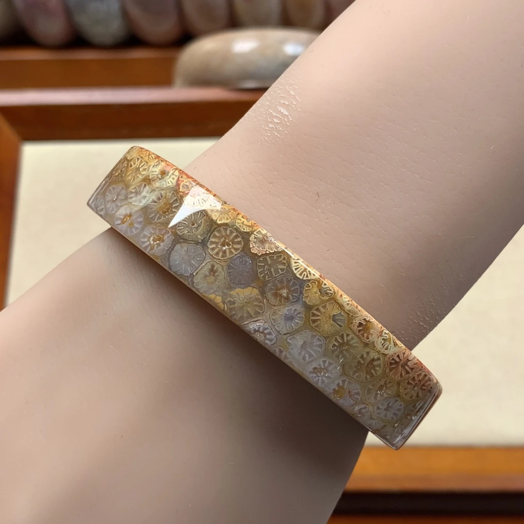 未镶嵌玻璃花56.8圈口漏1500/个。10硅化珊瑚（珊瑚玉