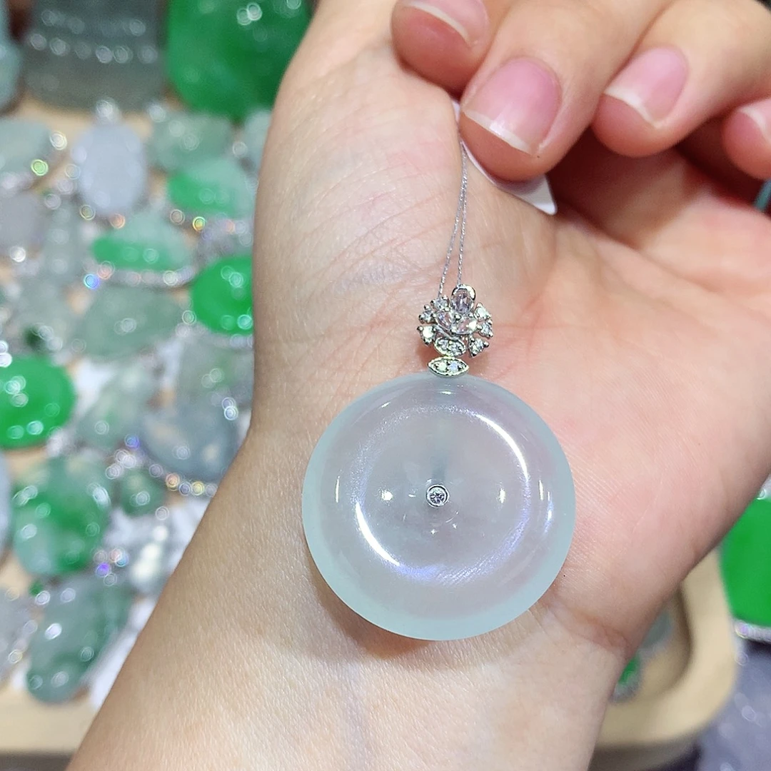 翡翠18K金镶嵌颈饰扣子