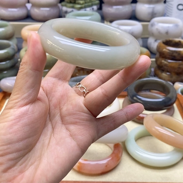 石英岩玉未镶嵌手镯