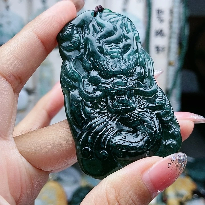 颈饰足铂镶嵌翡翠翡翠