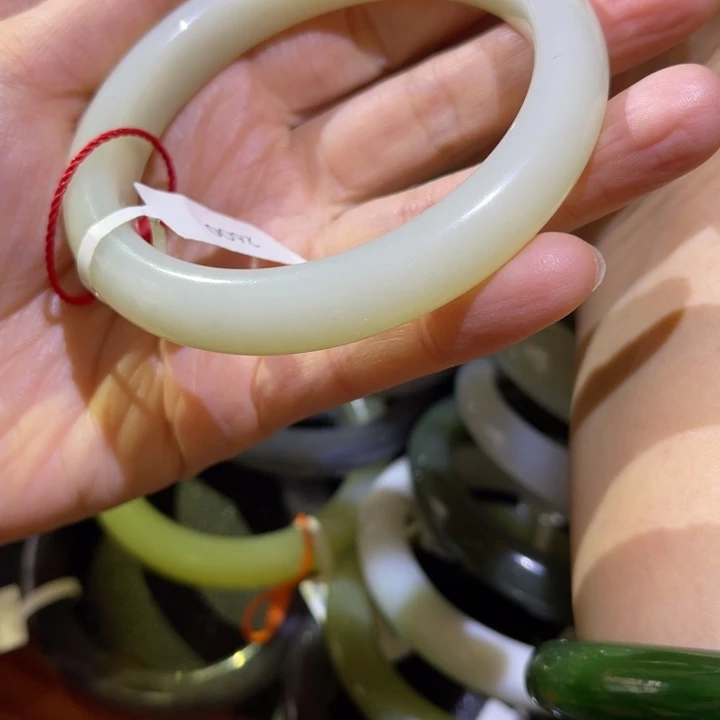 丽***和田玉未镶嵌颈饰