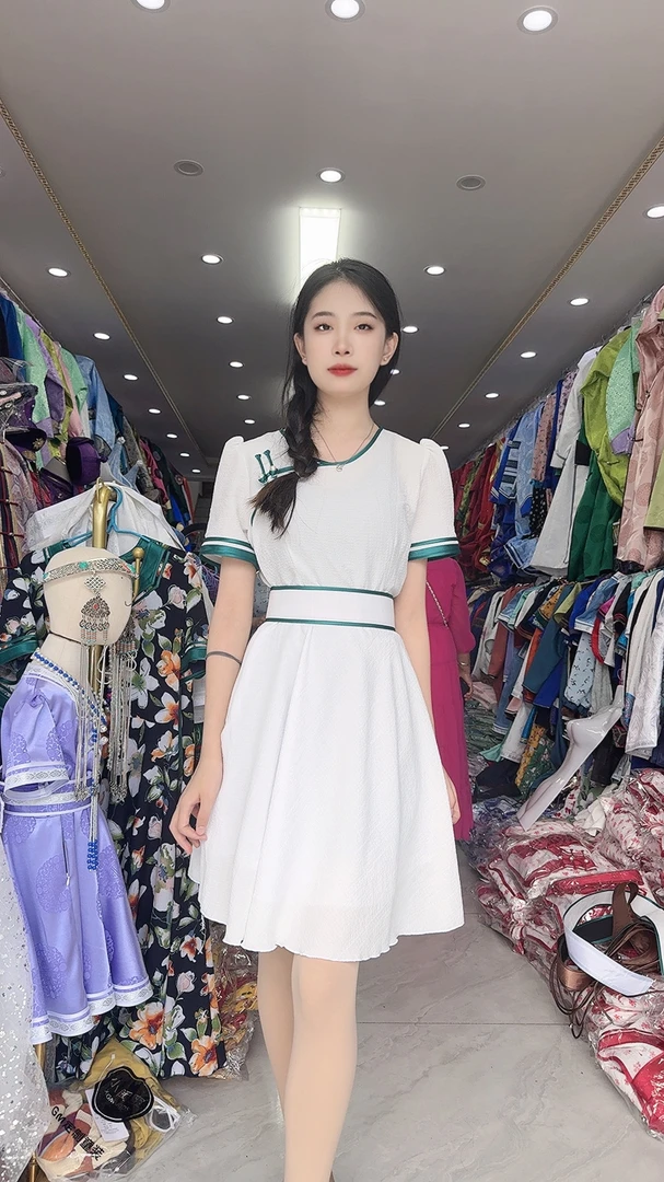 新款无领一道边素色裙子