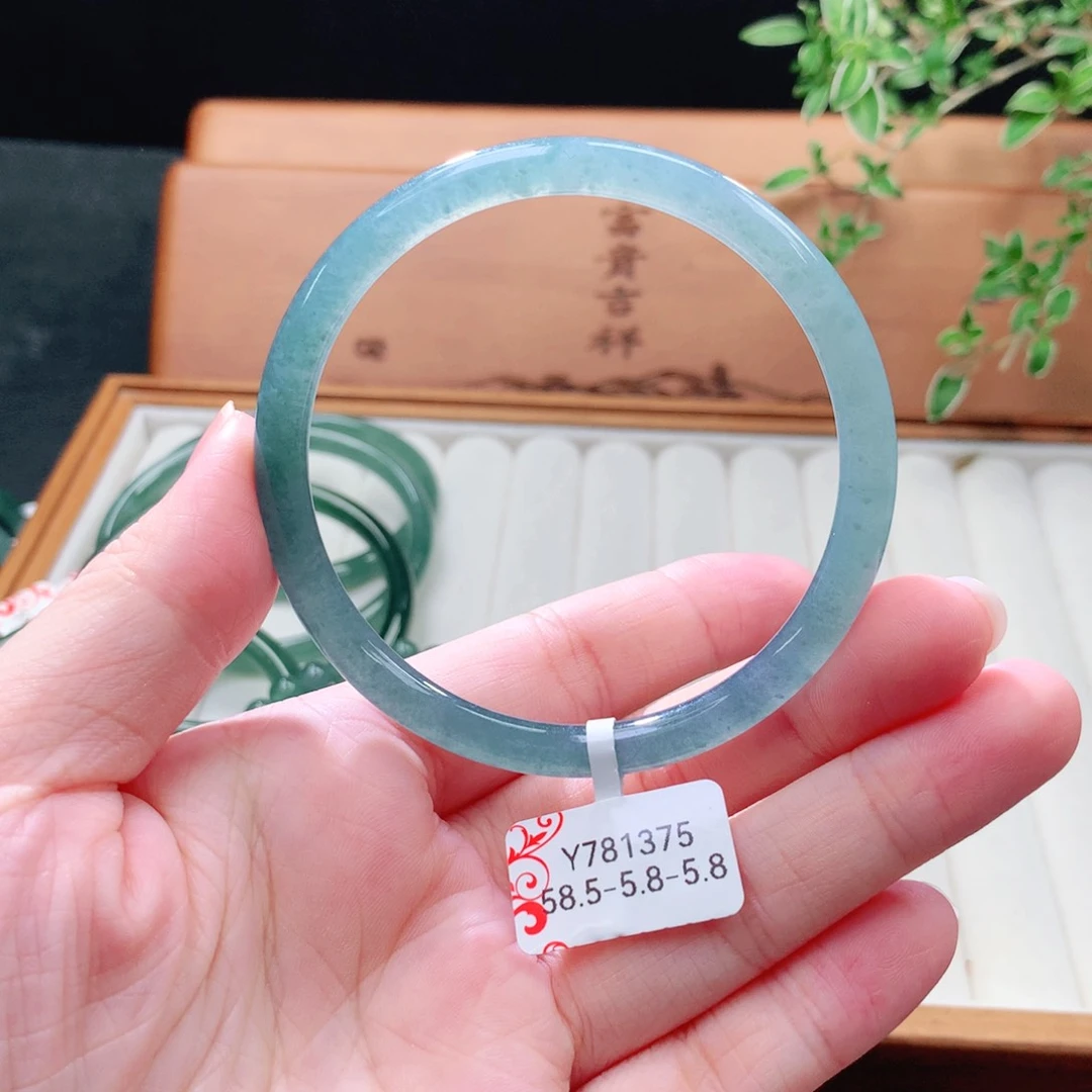 未镶嵌手镯（圆镯）翡翠