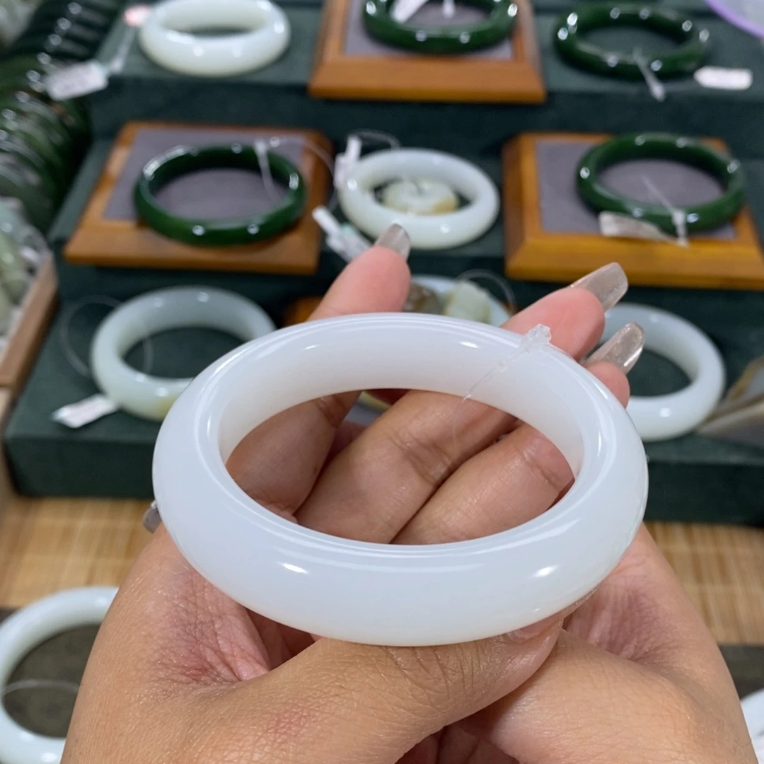 和田玉手镯未镶嵌