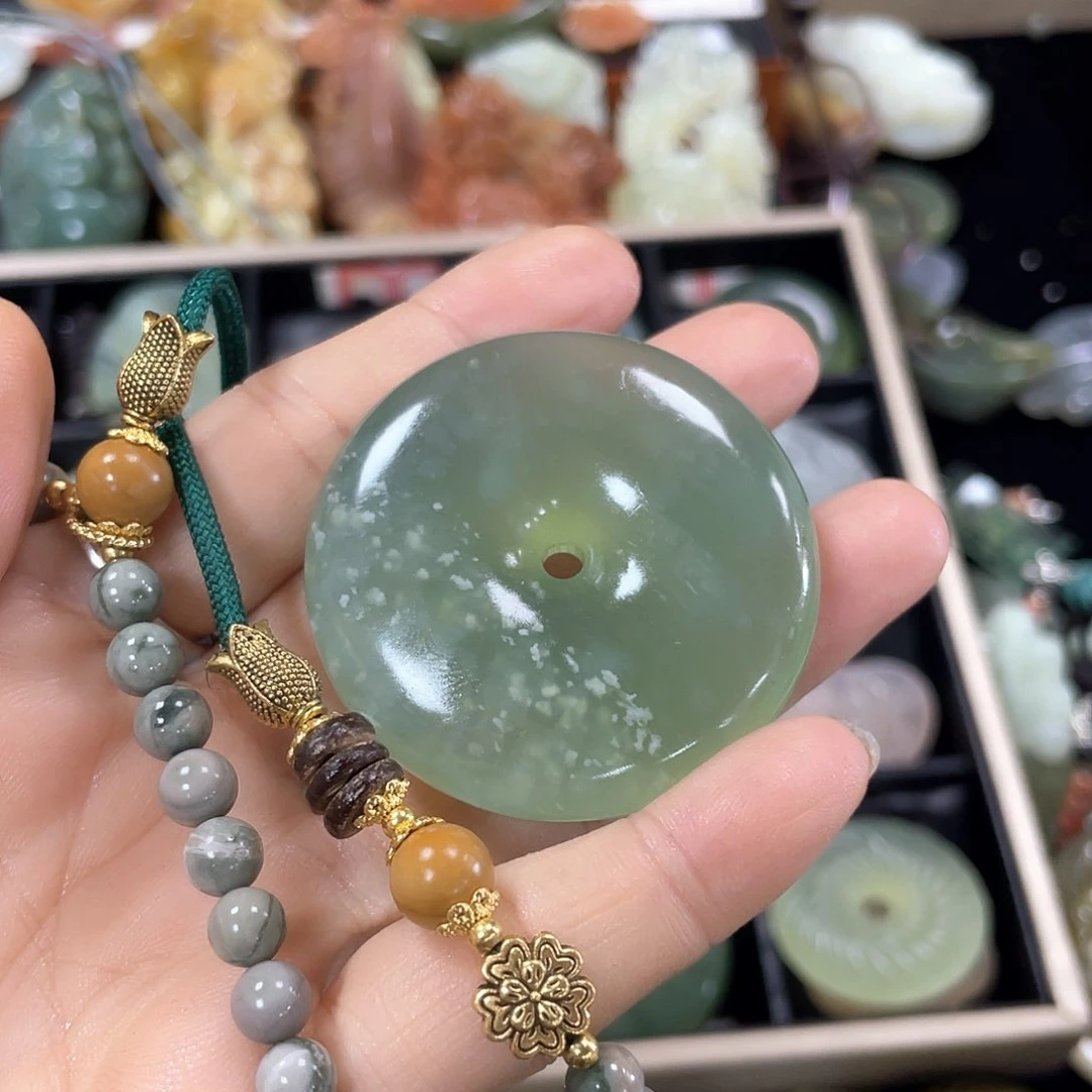 蛇纹石玉颈饰合金