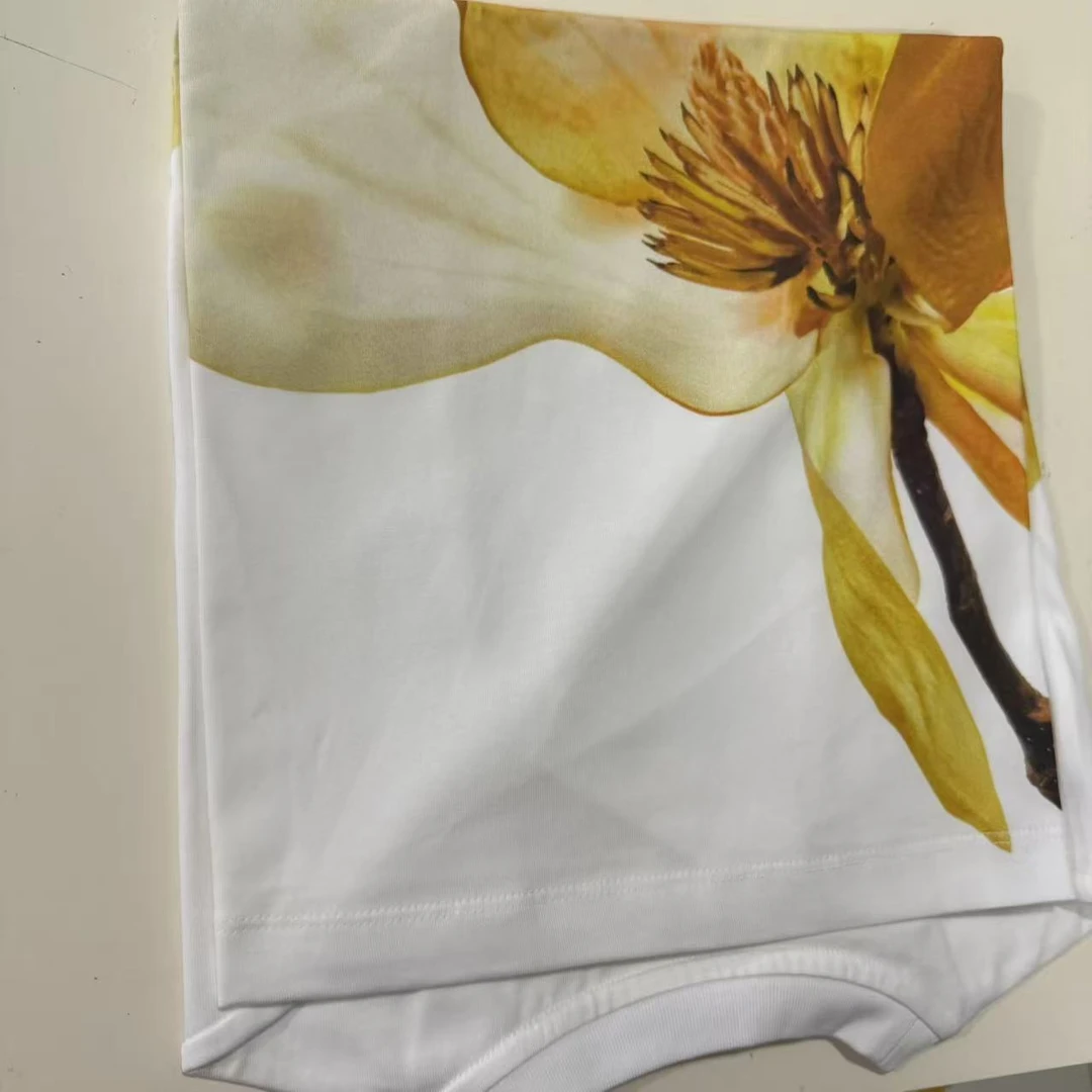 女士金色气质郁金香夏季