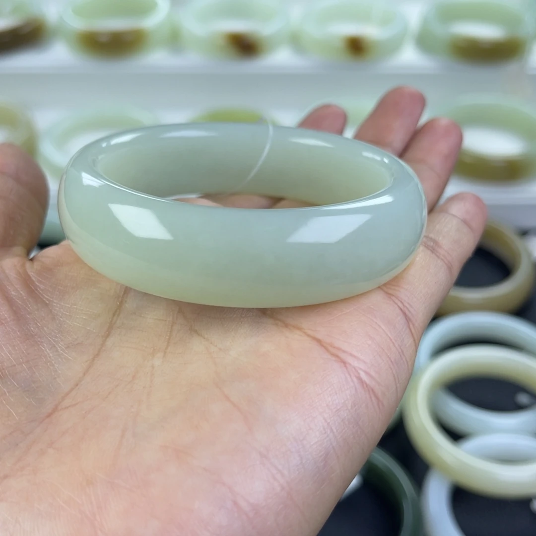 和田玉未镶嵌手镯