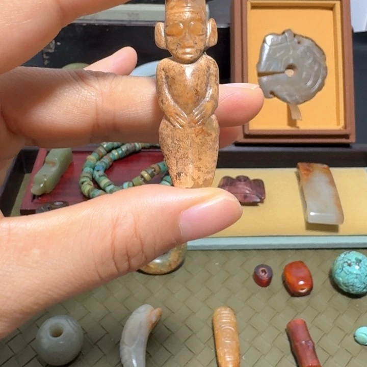 秋***，颈饰未镶嵌和田玉
