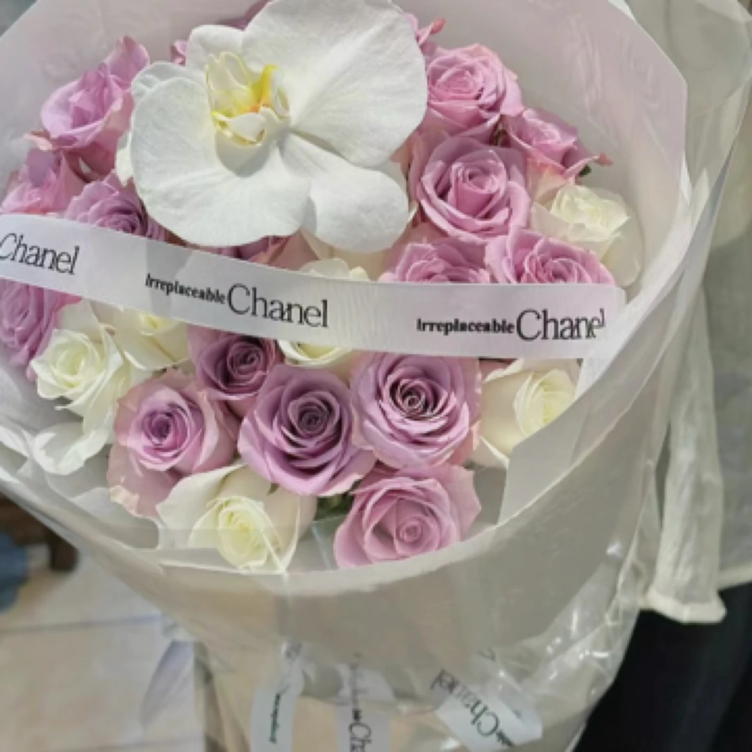 33朵紫玫瑰白玫瑰混搭加蝴蝶兰